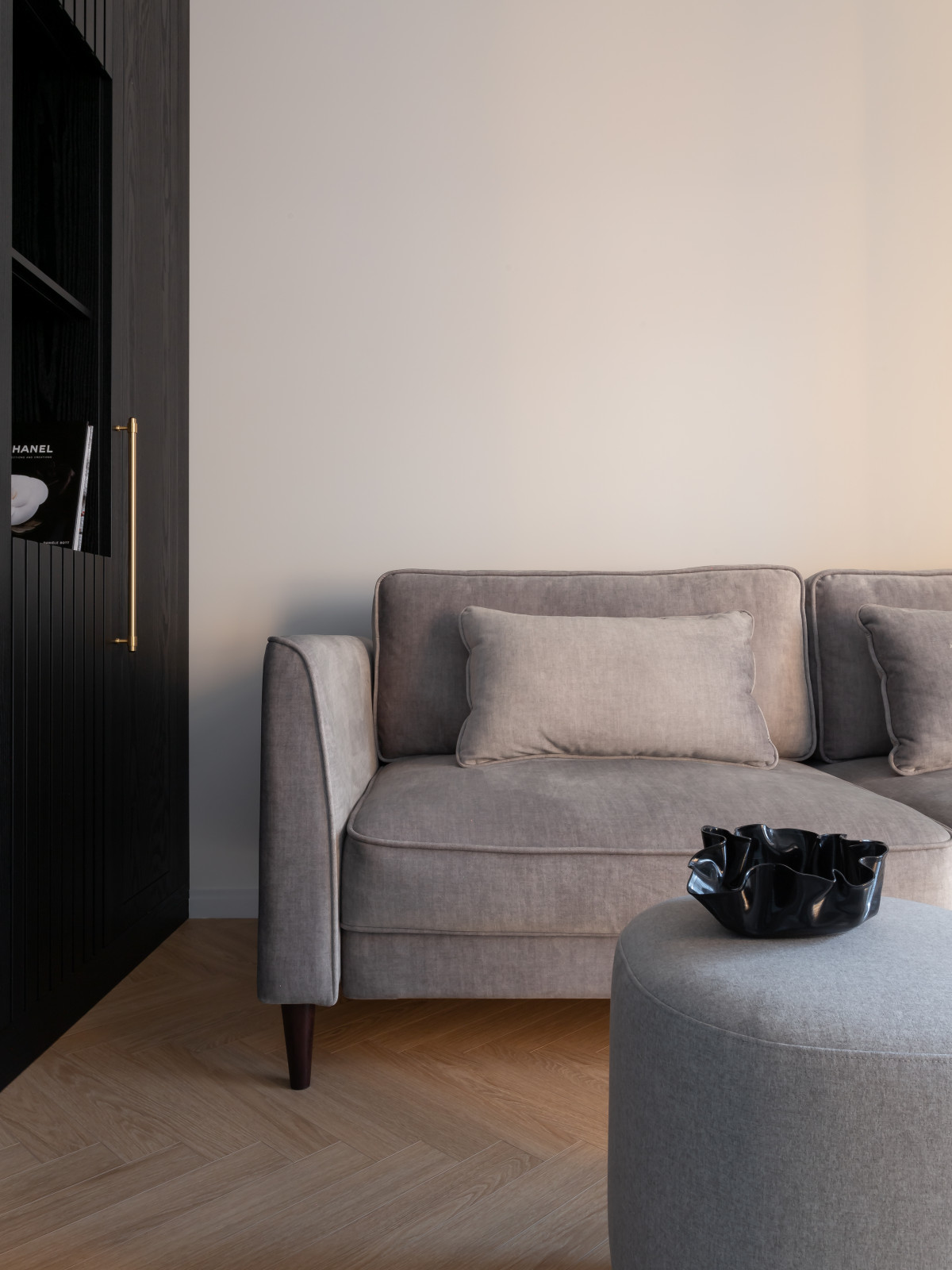 Графичный "Черно-белый" интерьер для студентки архитектурного ВУЗа