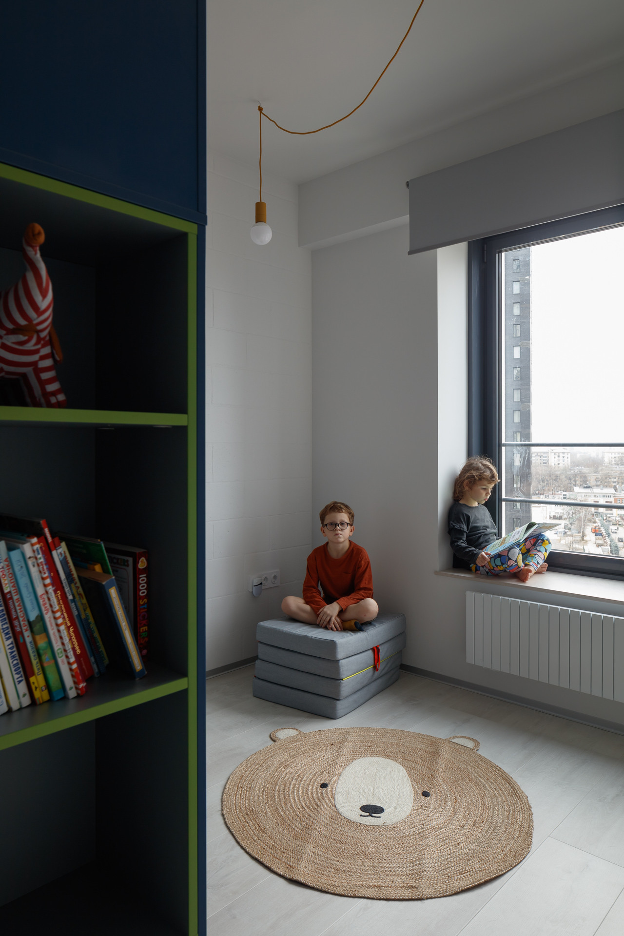 Houzz тур: Квартира с карамельным кубом и «бетонной» панелью ПО-2