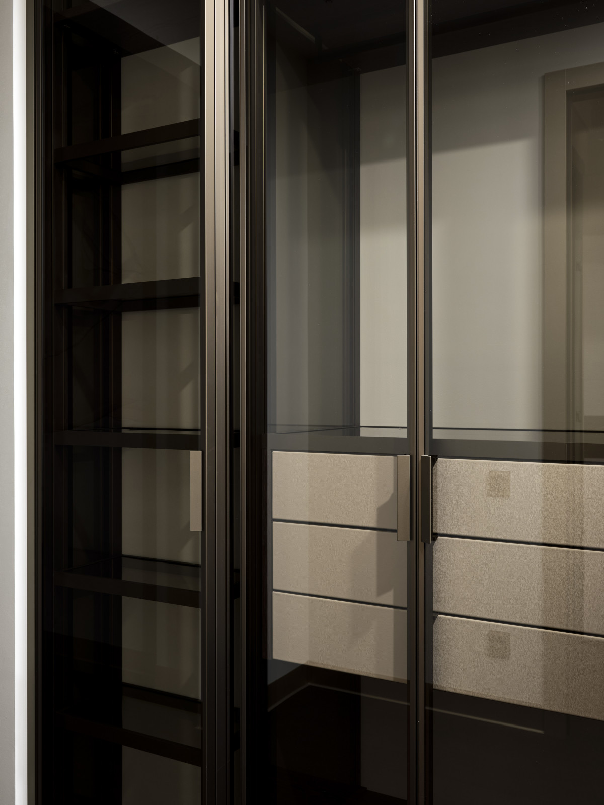 Стеклянная гардеробная система