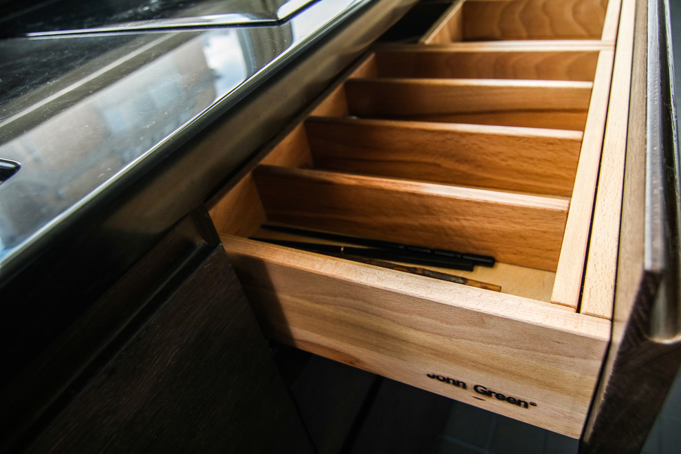 Нестандартная кухня в современном стиле из темного дуба