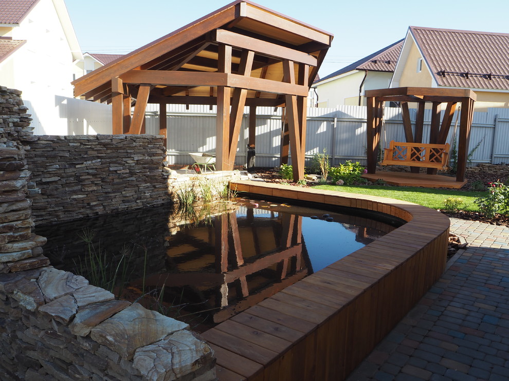 Натуральное дерево в саду