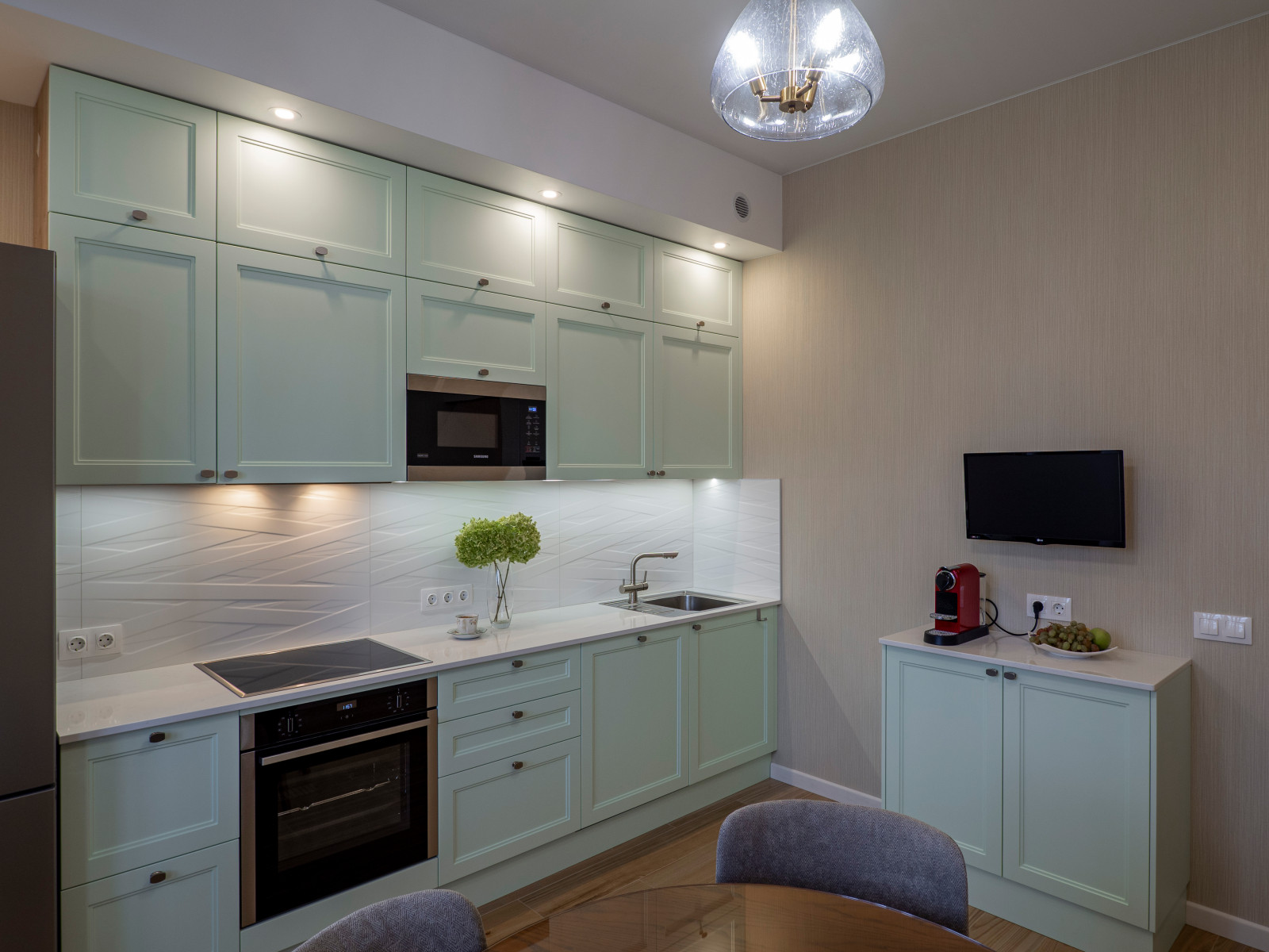 Нежная светло-мятная кухня в стиле неоклассика