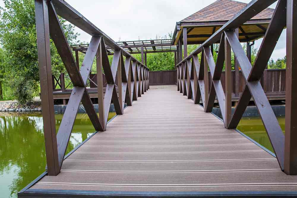 Садовые дорожки и беседка