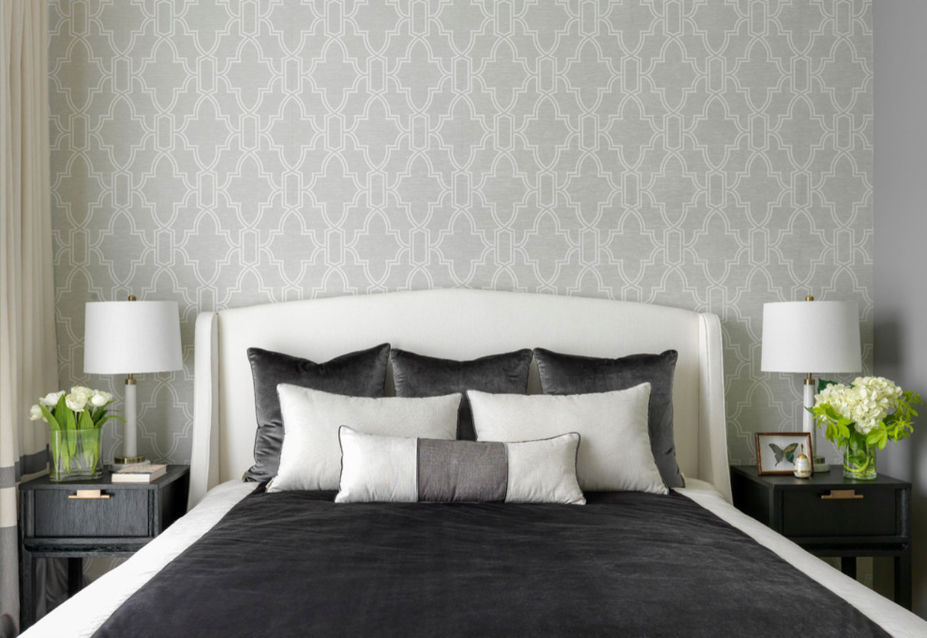 Серые стены и капля бургундского