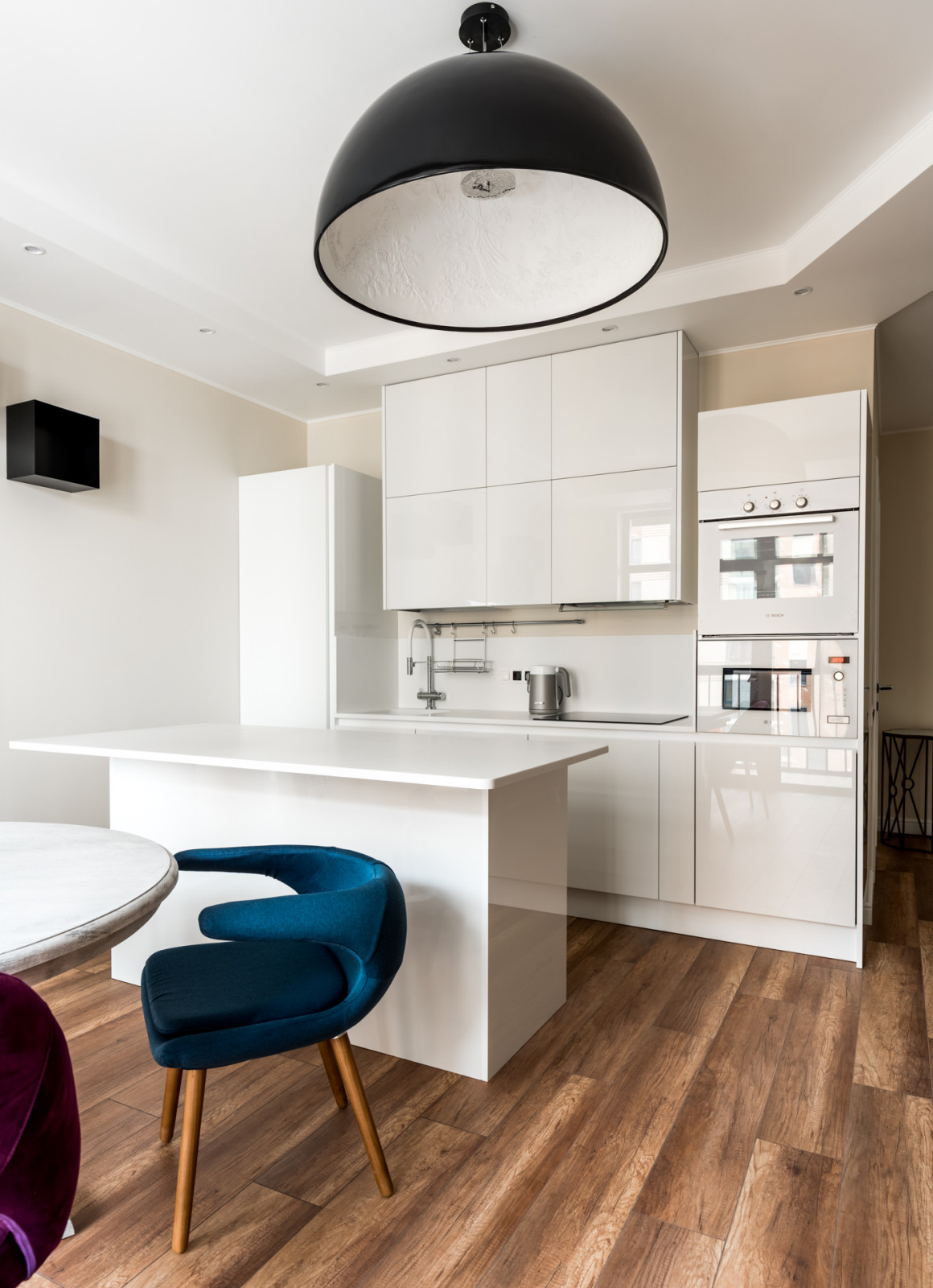 Белая кухня, черные кубы. Модель Vector. Дизайнер Игорь Степанов