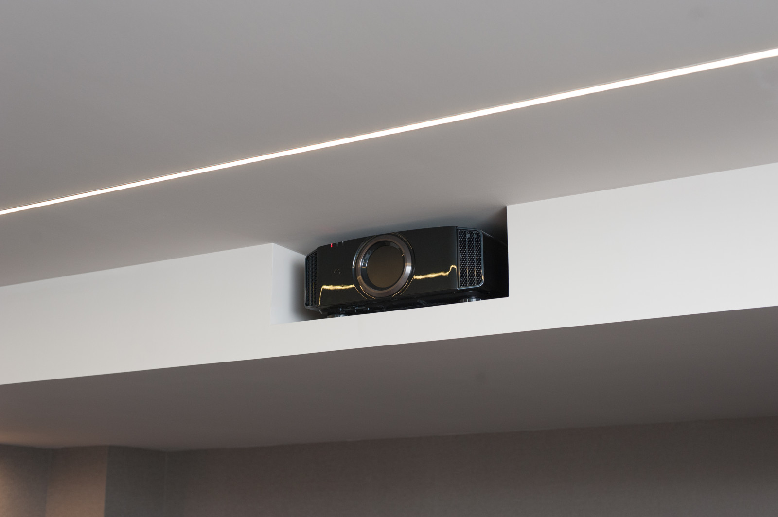 Проектор для домашнего кинотеатра