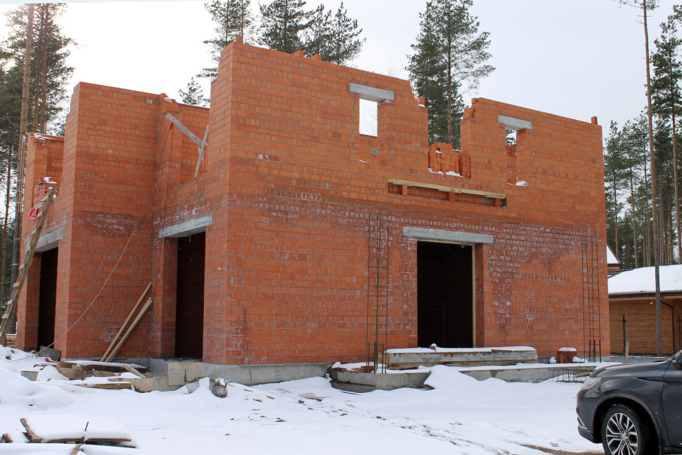 Дом из кирпича в "Охтинском парке"