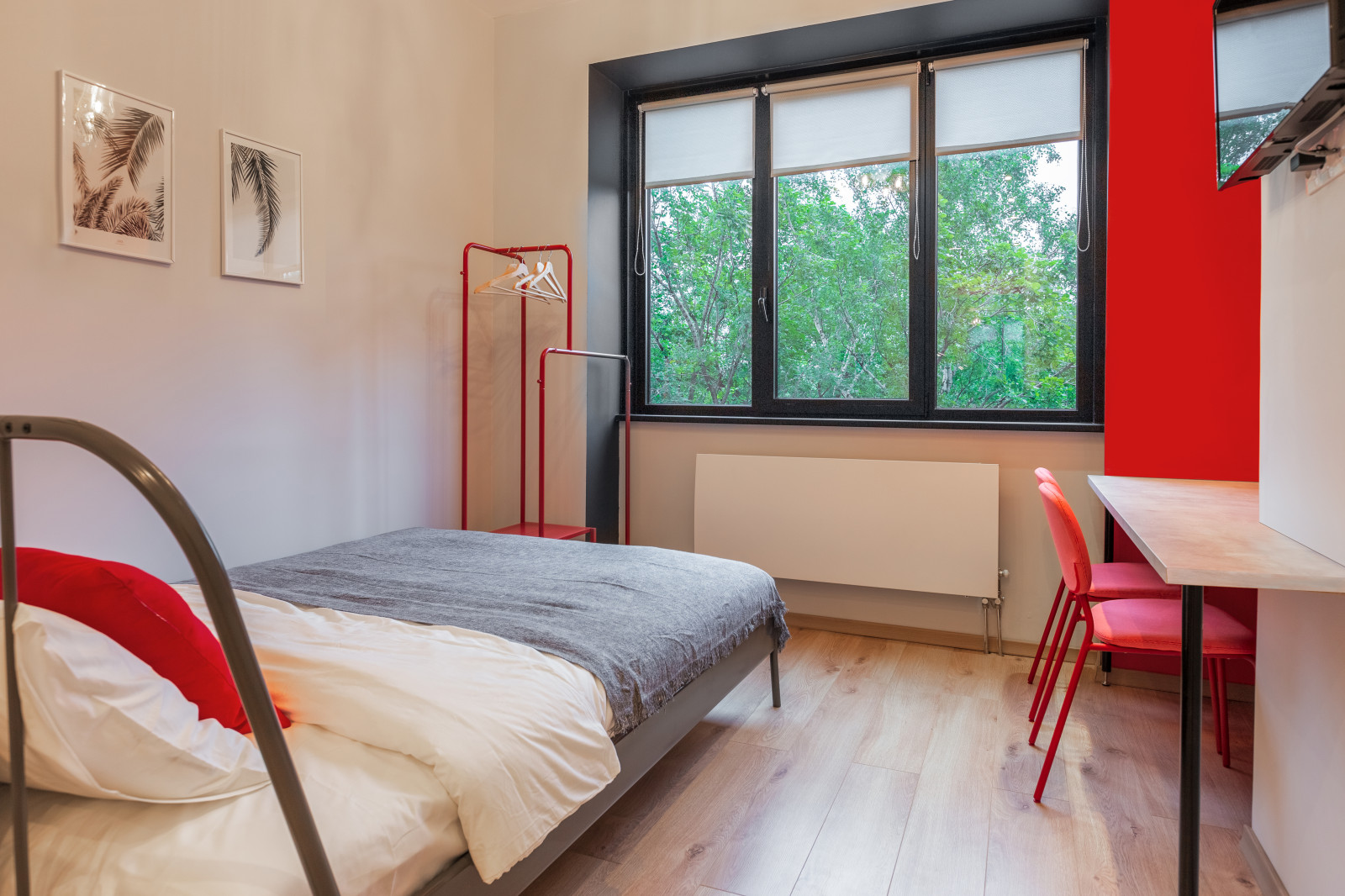 Студия с красными акцентами