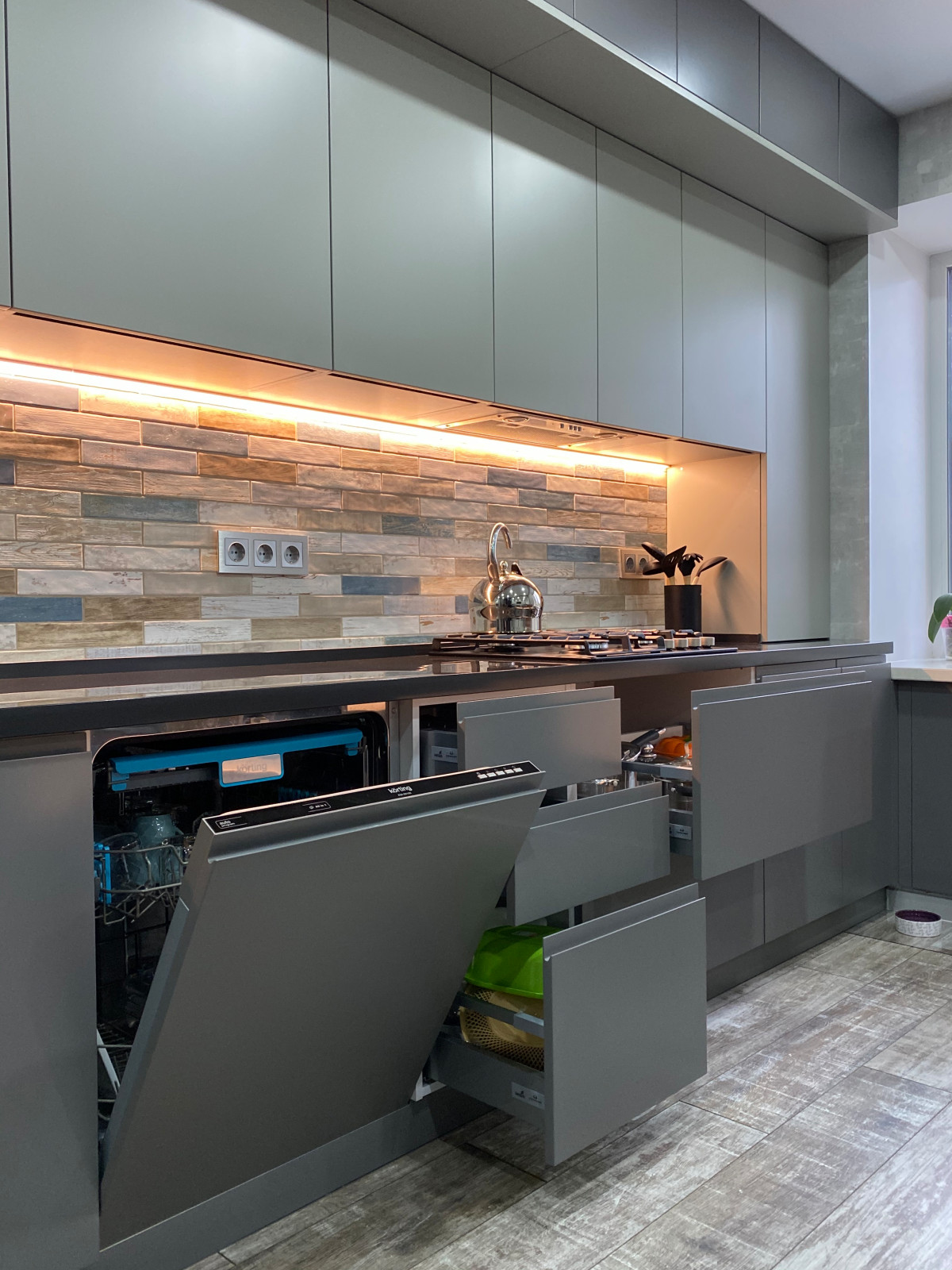 Кухня в стиле минимализм с антресолями