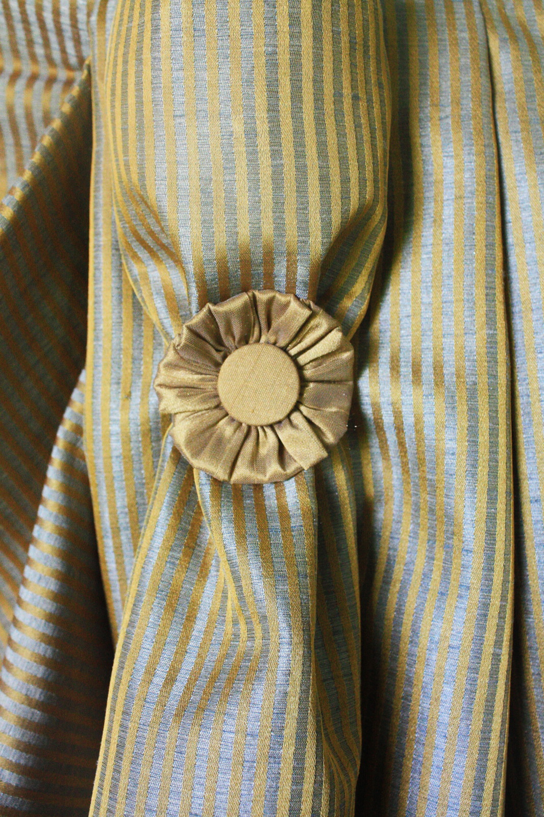 Сложные модели штор: крой, декор, установка