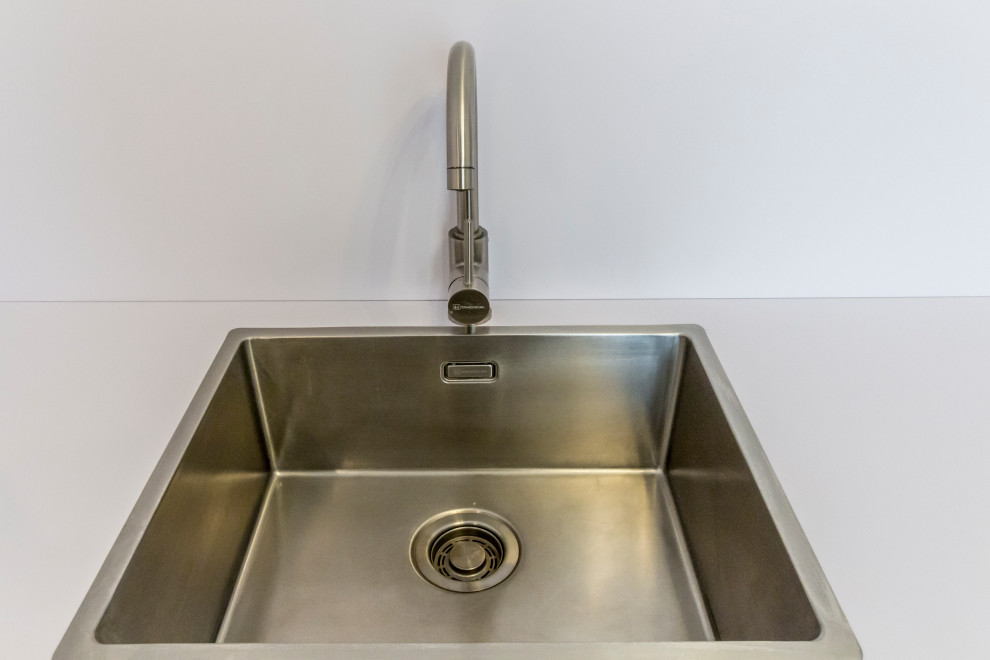 "Белый плен" Белая кухня с прямыми фасадами