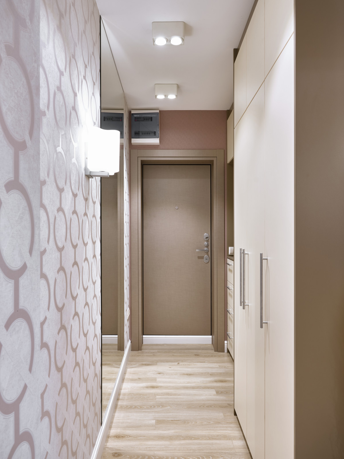 Коридор, входная дверь