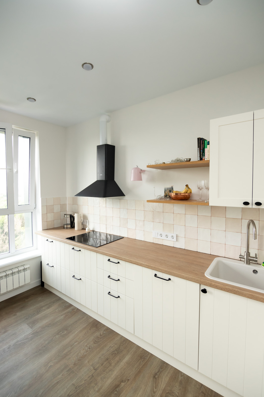 Светлая кухня в стиле скандинавский минимализм с деревянными элементами