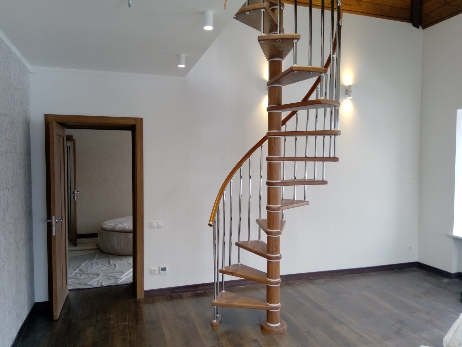 Винтовая лестница из бука