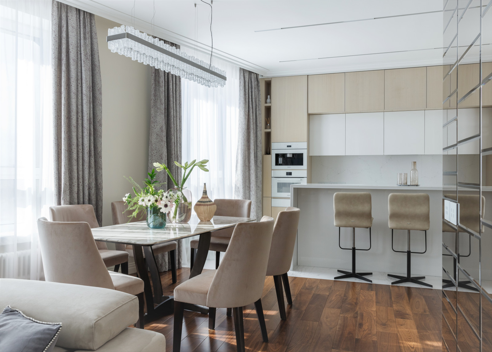 Современный интерьер в смешанном стиле.