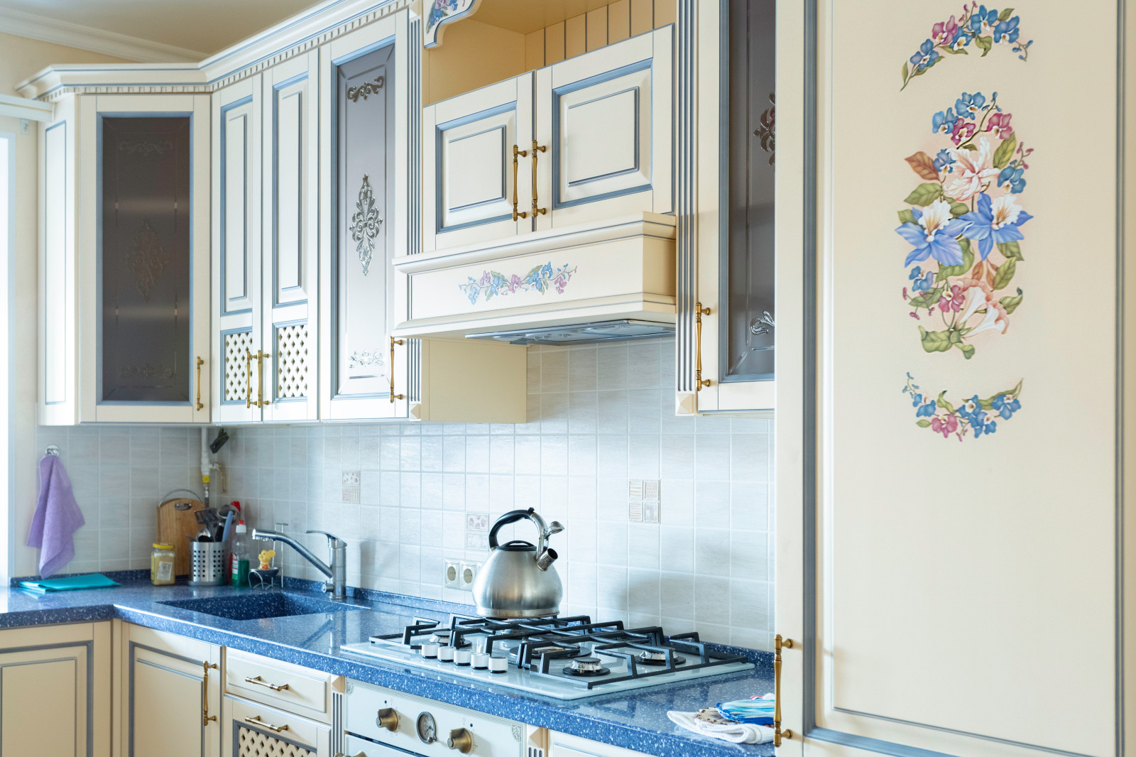 Кухонный гарнитур "Элина" крем с синей патиной