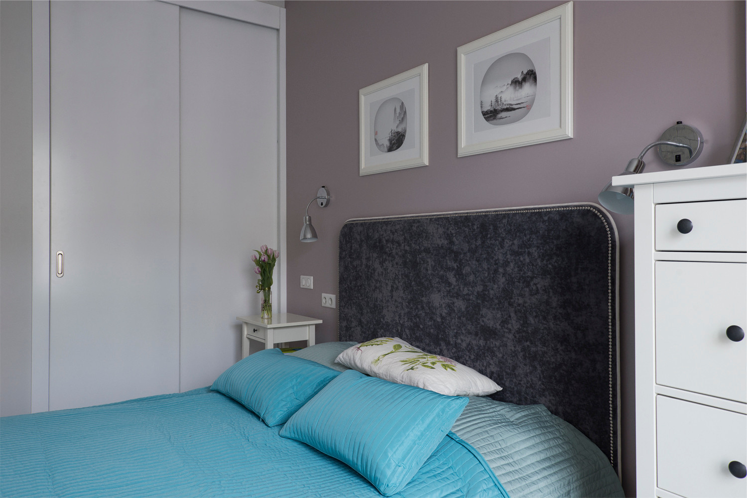 Кухня, декоративные балки и мебель в квартире с современным дизайном