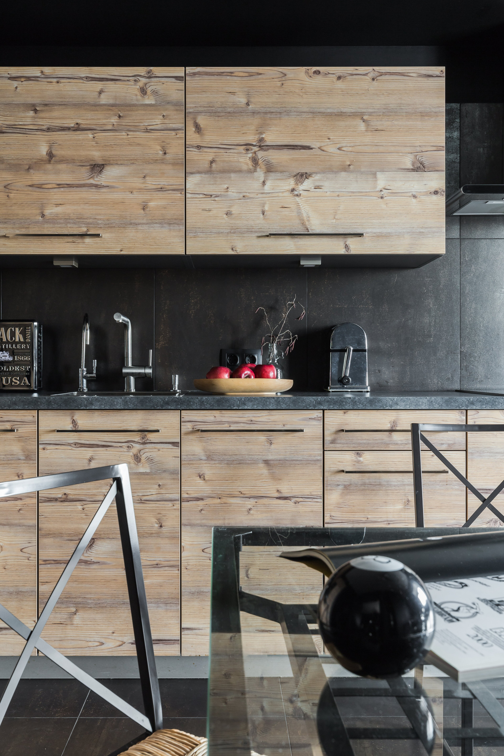 Houzz тур: Черная квартира для молодого заказчика