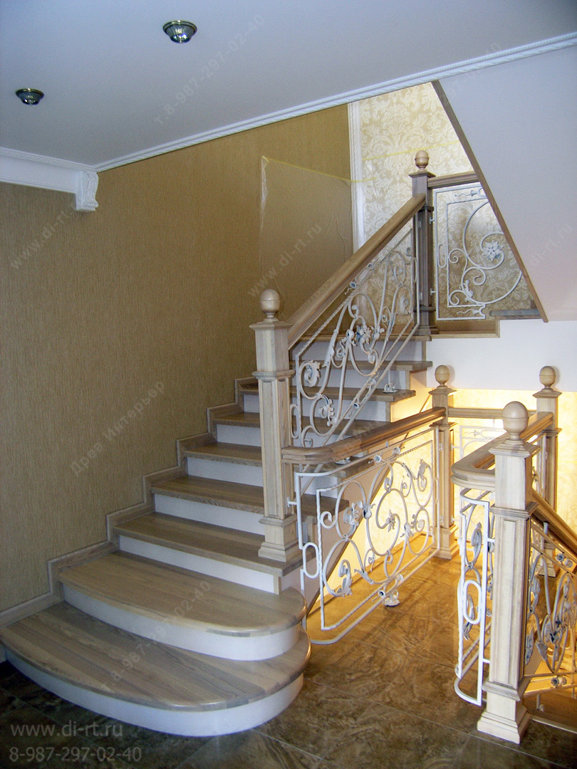 Лестница с кованным ограждением