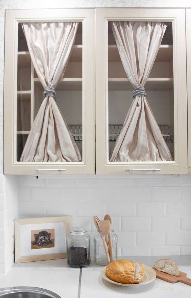 Освежающий и легкий интерьер кухни для семьи из двух человек