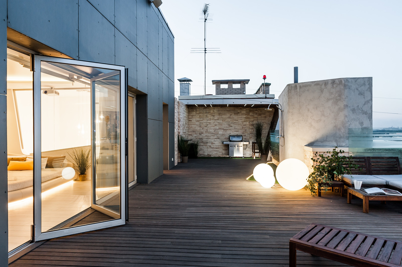 Светлый hi-tech