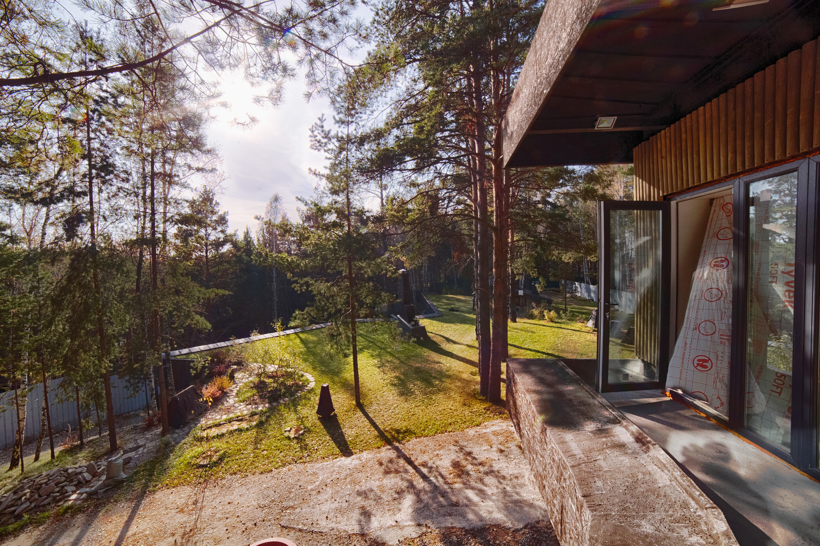 дом встроен в холм