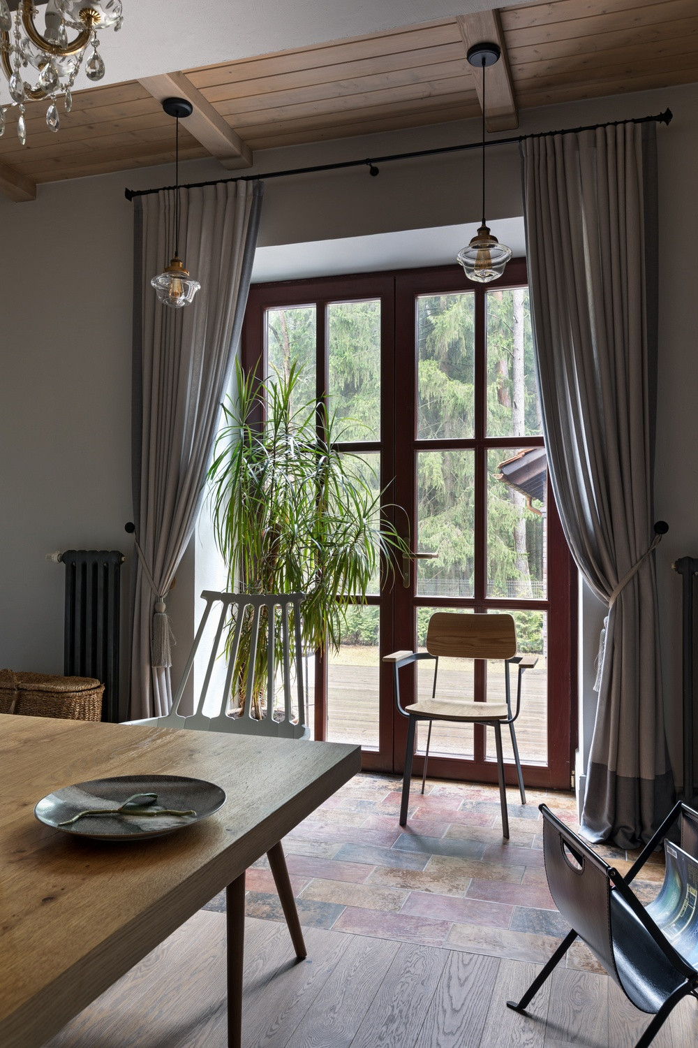 Дом в соснах