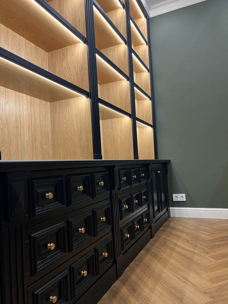 Обложка проекта: Стенка с открытыми полками в классическом стиле. Массив дуба, шпон дуба. Фасады-