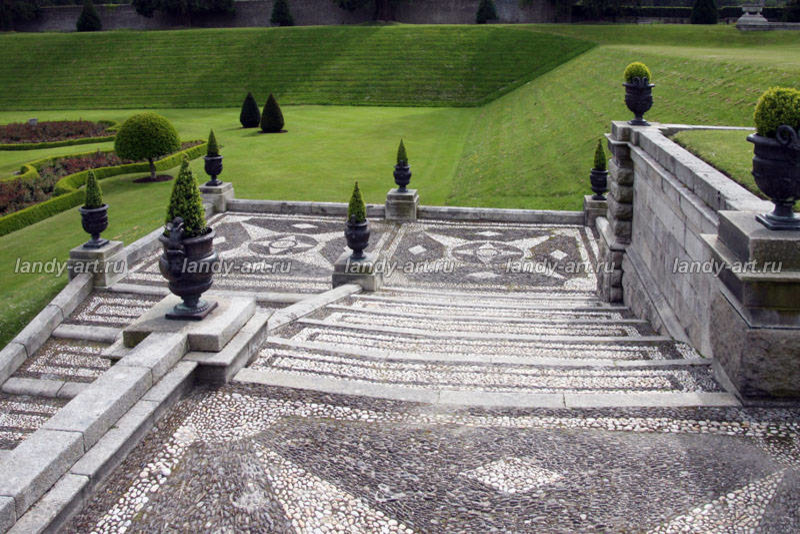 Мощение узорами с использованием разных материалов.