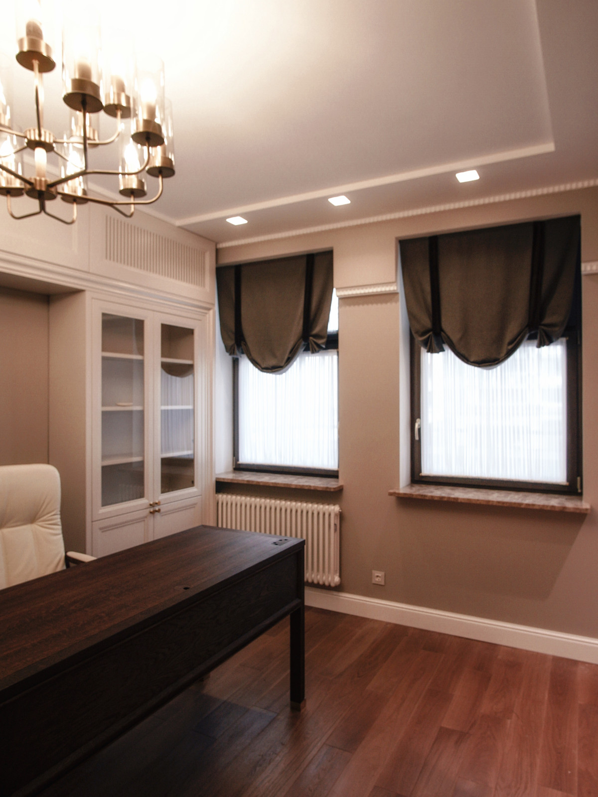 Кабинет. Декоративные римские шторы и шторы-кафе