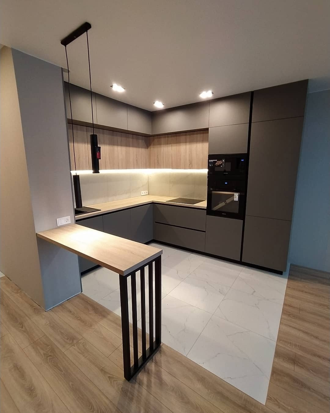 Кухня до потолка 2 ряда