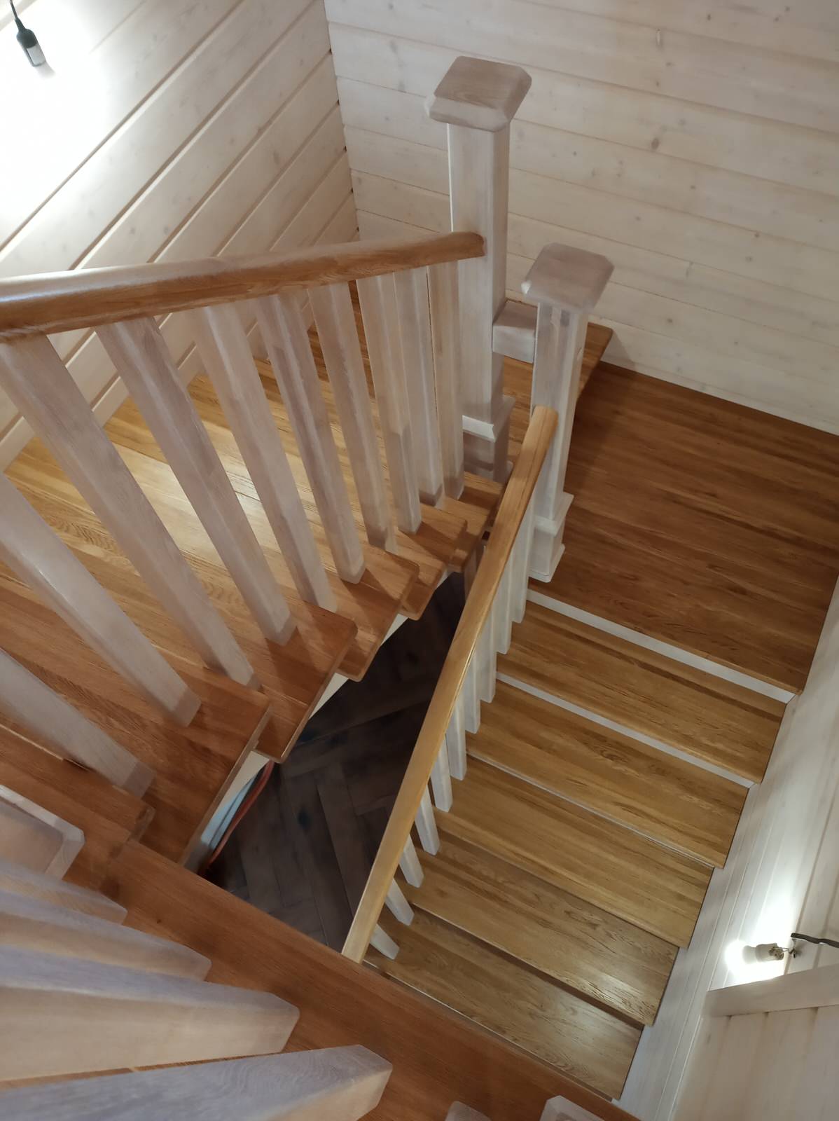 Лестница двухмаршевая из лиственницы с выдвижными ящиками