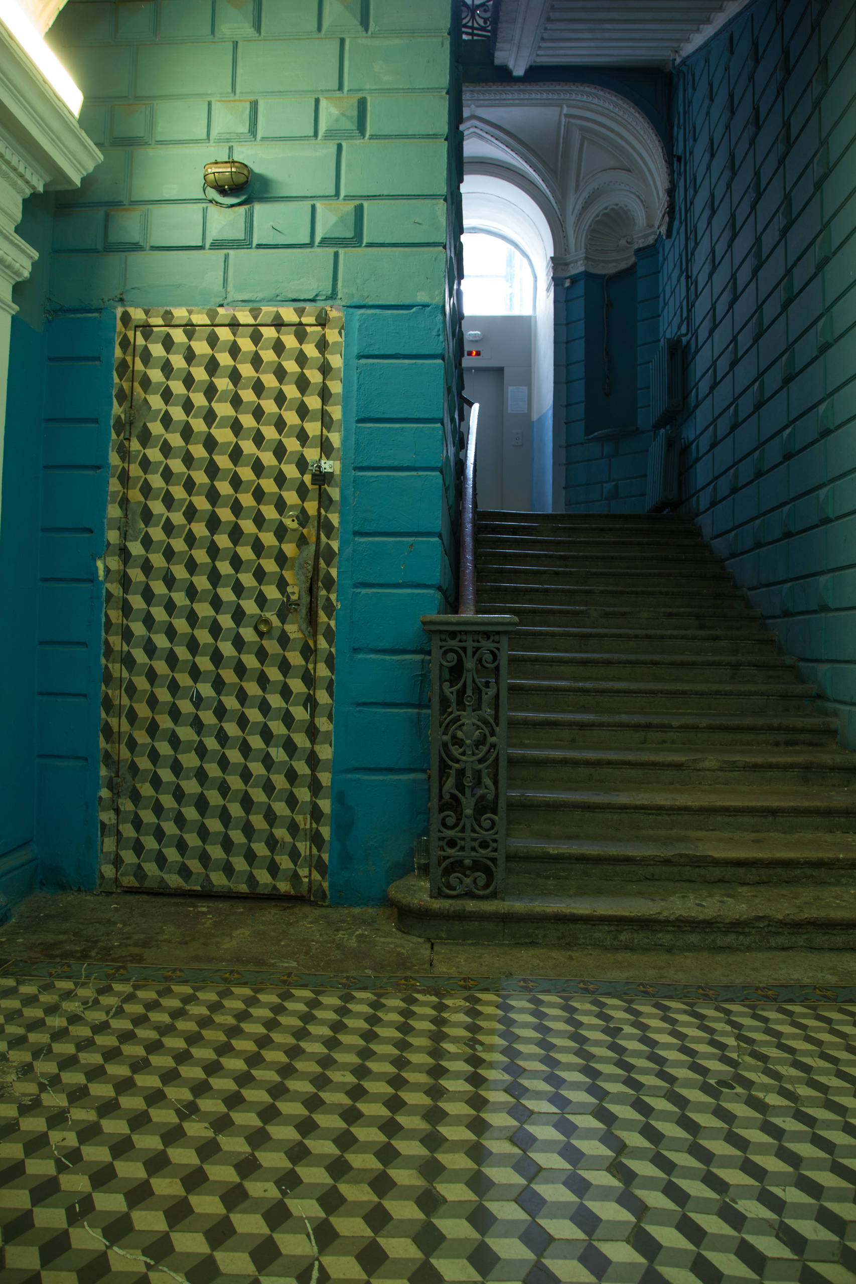 Фотоохота: 24 кадра из парадных доходного Петербурга