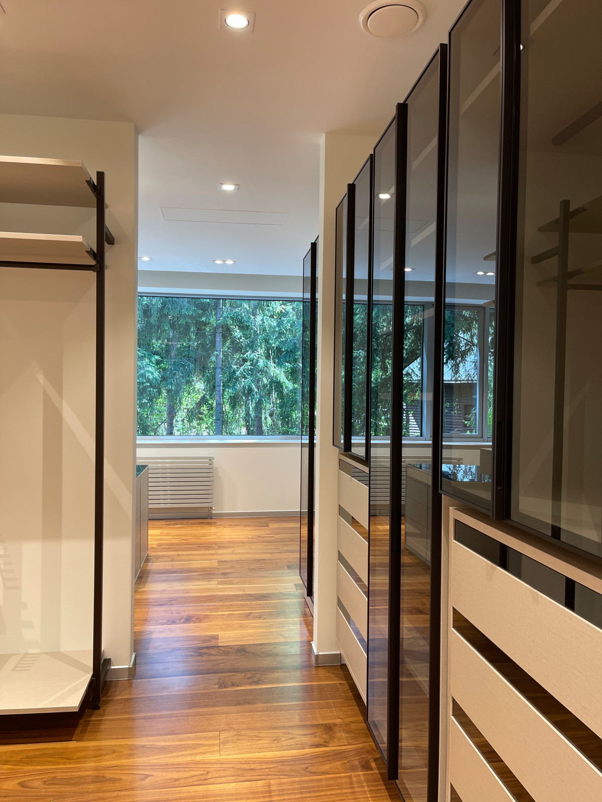 Распашной шкаф с системой RPE raumplus и Гардеробная система UNO raumplus