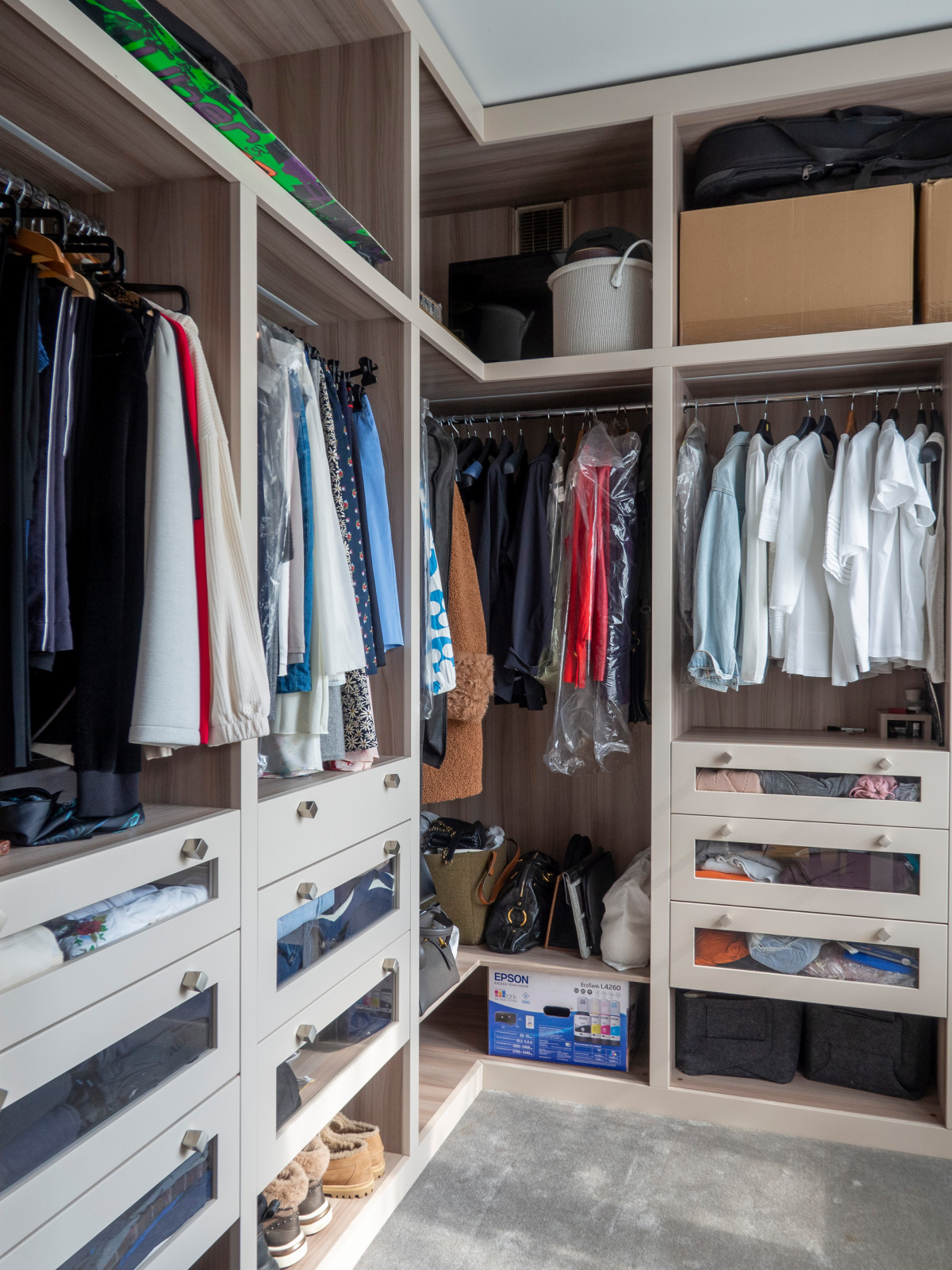 Функциональная гардеробная в современном стиле