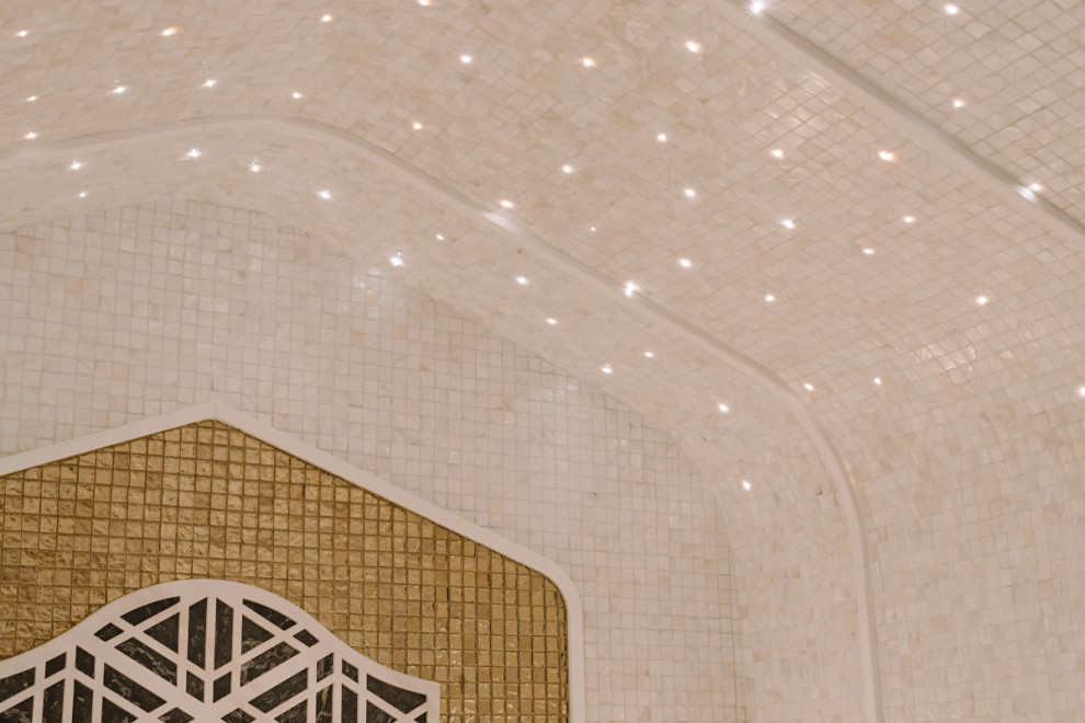Перламутровая мозаика на своде хамама.