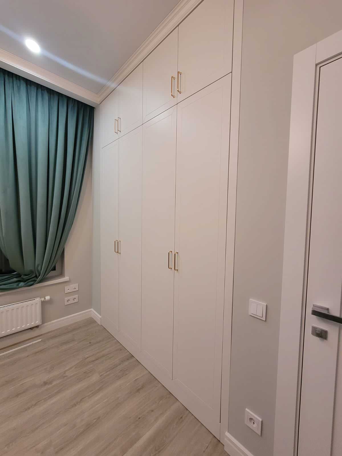 Встроенные распашные шкафы