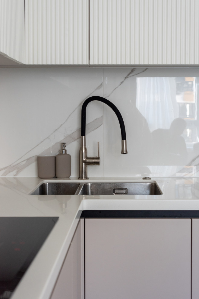 Бежевая кухня с рельефными фасадами