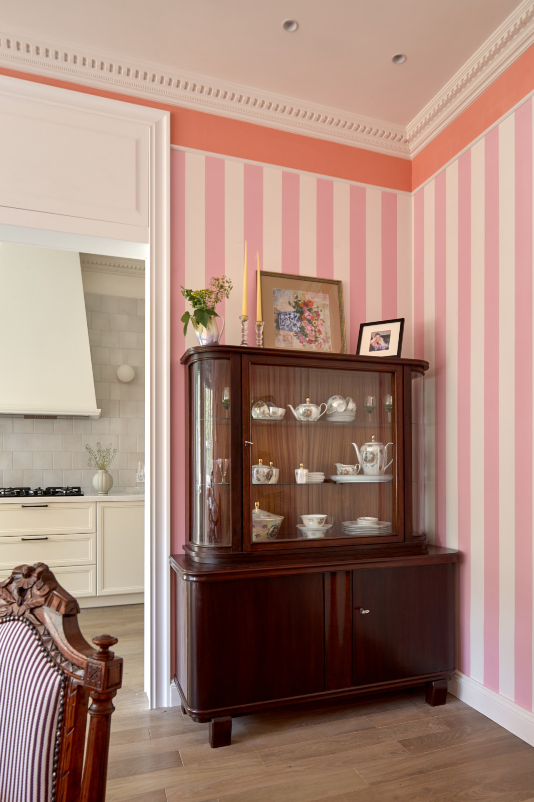 Столовая и кухня в розовую полоску