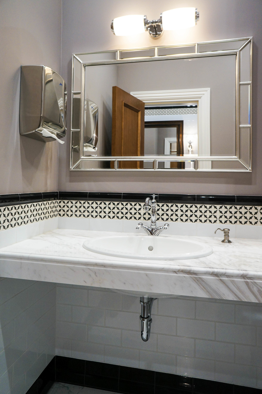 Общественный санузел в офисном здании.