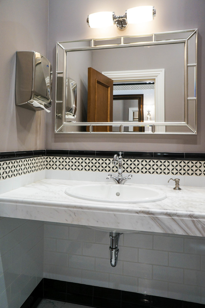 Общественный санузел в офисном здании.