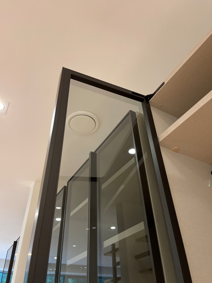 Распашной шкаф с системой RPE raumplus и Гардеробная система UNO raumplus