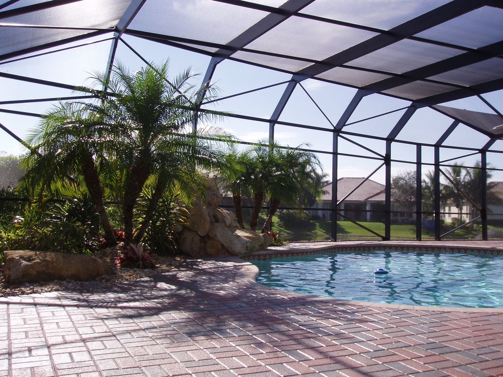 Вольер с навесом из поикарбоната для бассейна и патио