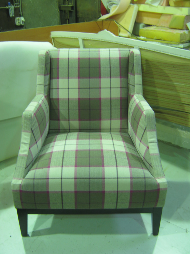 Переобивка кресла "шотландткой"