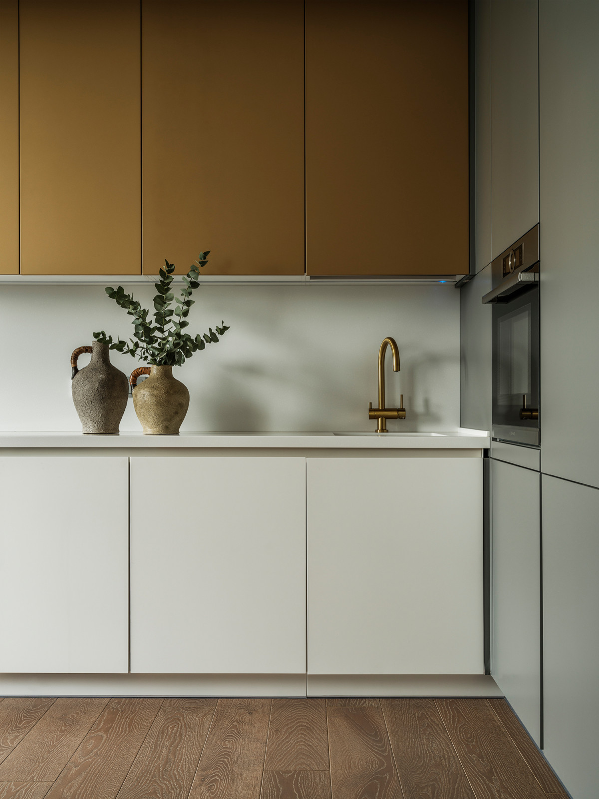 Houzz тур: Студия с бетоном и золотой кухней