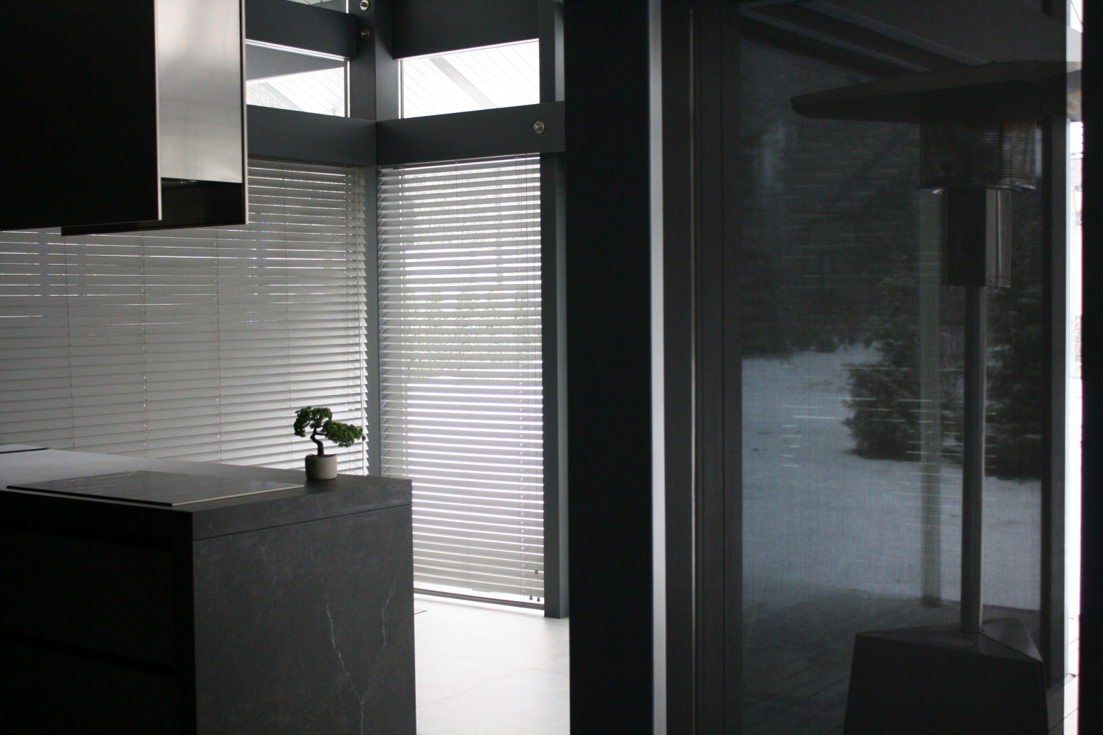 Решение по шторам для стеклянных стен дома Фахверк.