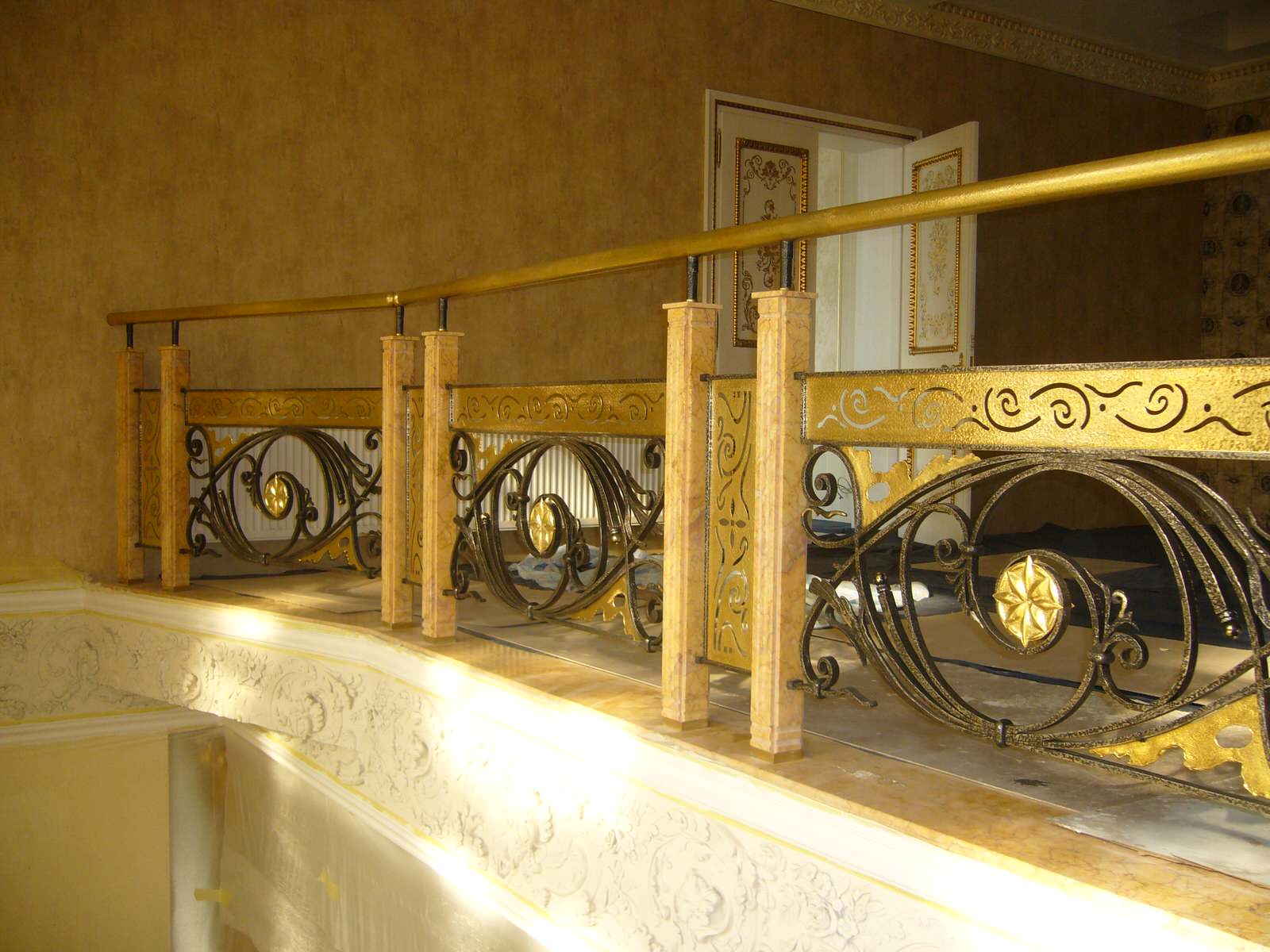 Лестничное заграждение из латуни и нержавеющей стали.