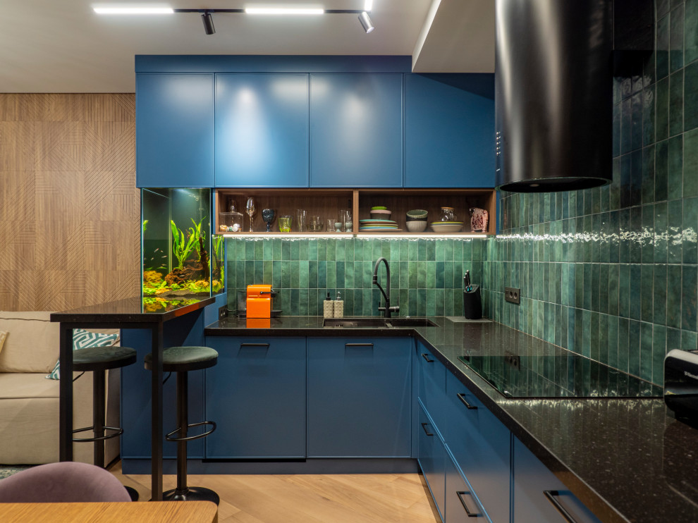 Кухня в современном стиле со встроенным аквариумом