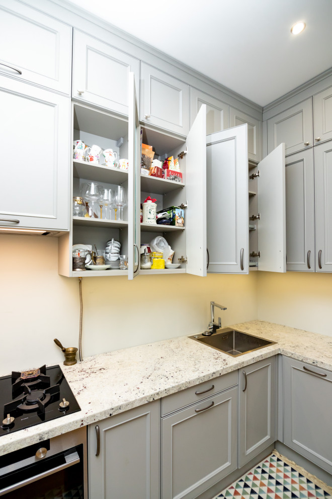 Светло-серая кухня в классическом стиле