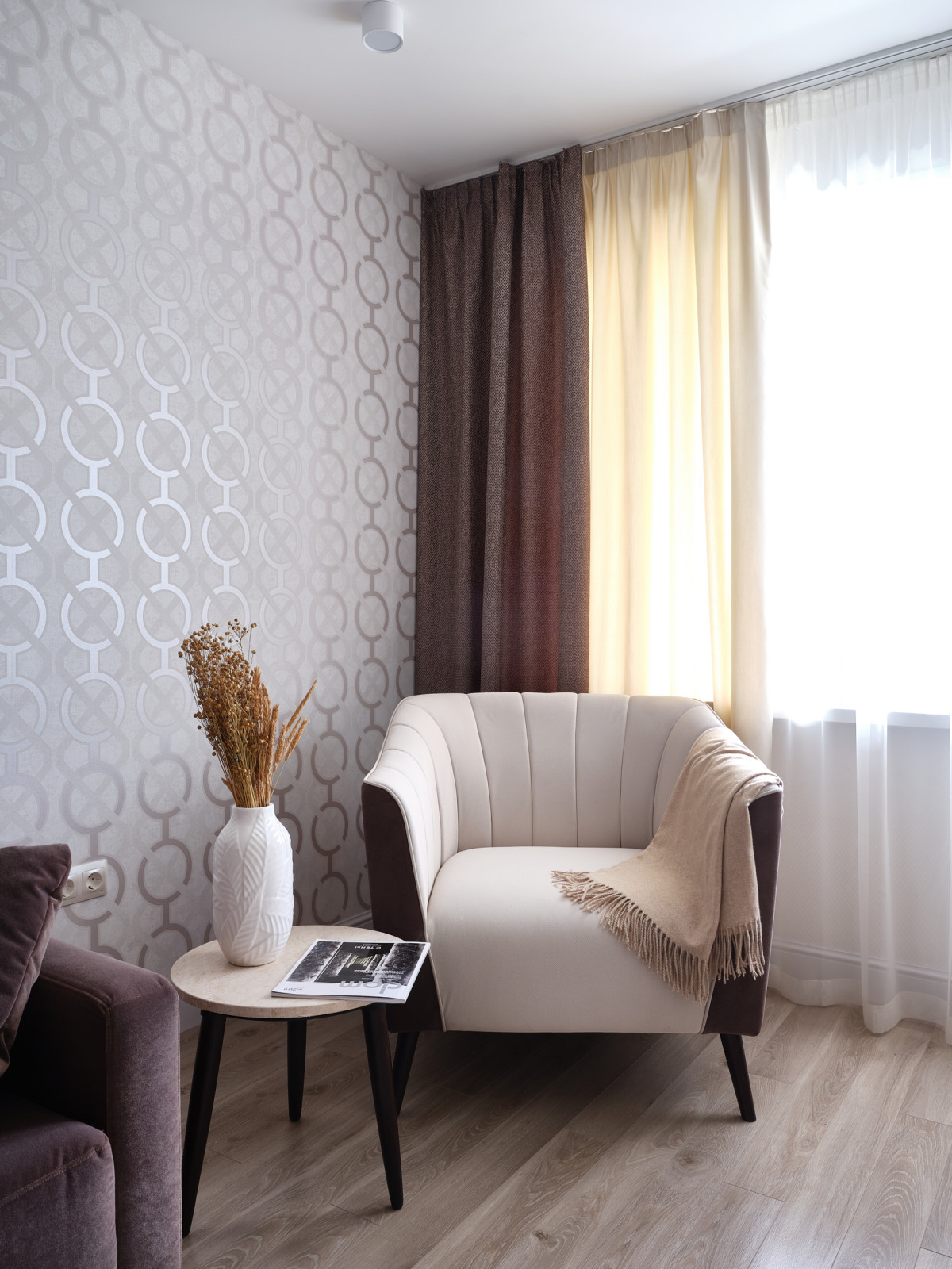 Кресло и журнальный столик для гостиной